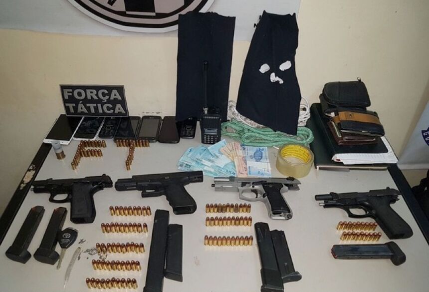Armas e munições apreendidos na ação policial –Divulgação PM