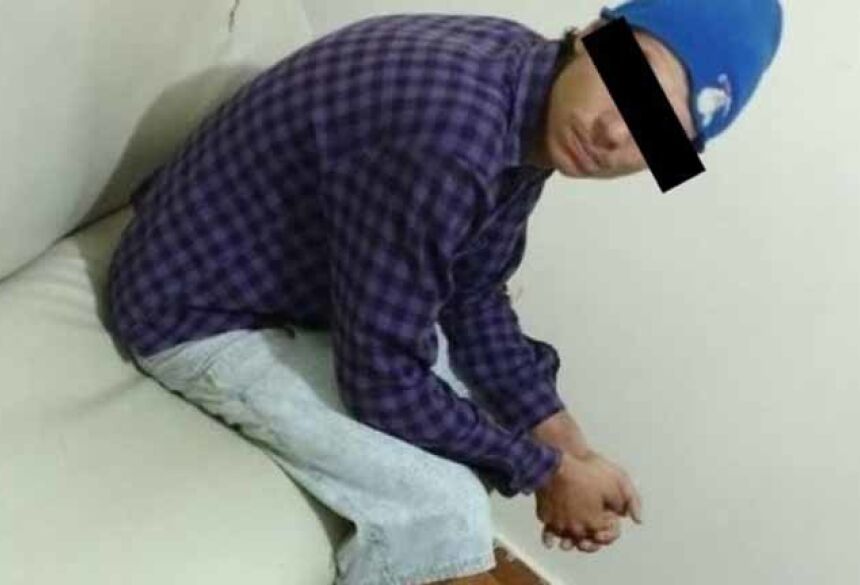 Jovem identificado como M.C.O., de 23 anos, foi contido pelo dono da padaria até a chegada da Polícia Militar - Foto: Divulgação  PM