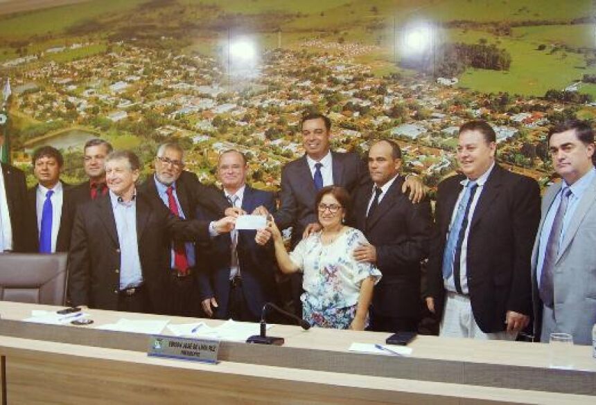 FOTO: LUCAS / ASSESSORIA - Vereadores entregam o cheque ao prefeito Eraldo Leite na Câmara em Jateí