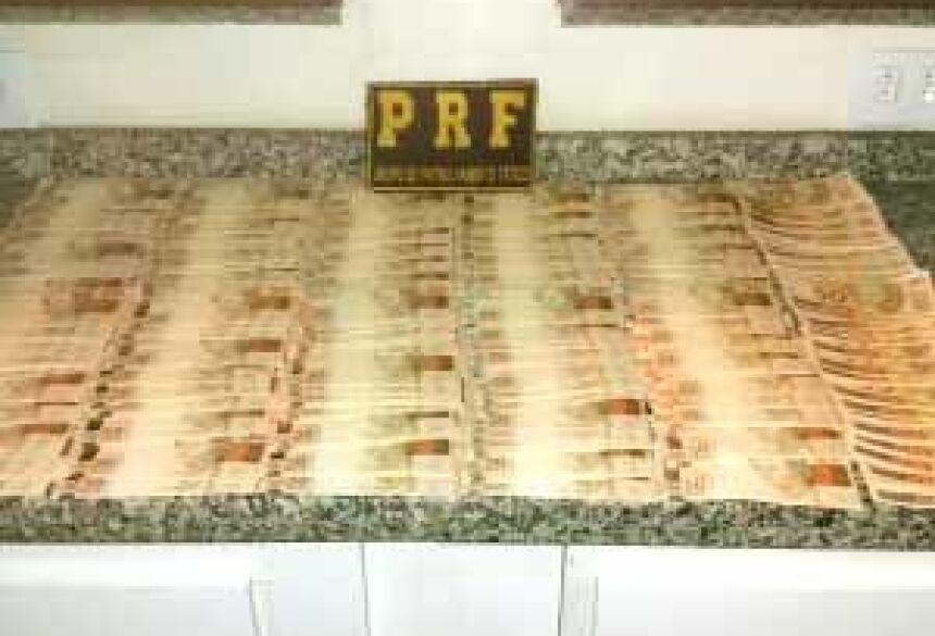 Foram apreendidos mais de R$ 17 mil em notas falsas - Divulgação/PRF