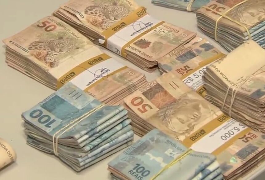 Polícia apreendeu R$ 150 mil com grupo suspeito de fraudar vestibulares de medicina, em Goiás (Foto: Reprodução/TV Anhanguera)