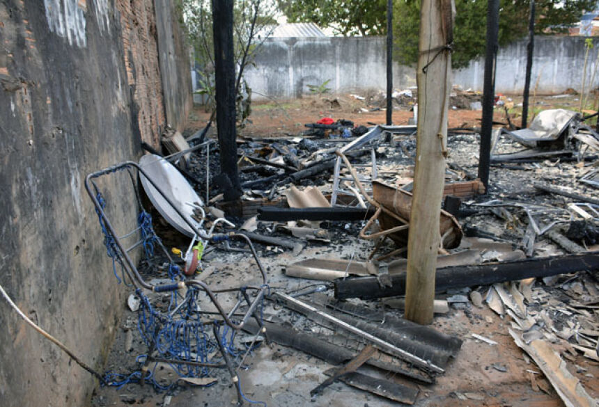 Casa foi totalmente destruída por incêndio - Foto: Paulo Ribas / Correio do Estado