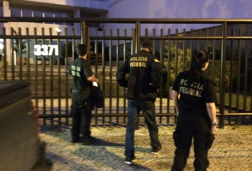 Polícia Federal entrou no prédio de Lélis Teixeira, na Lagoa, por volta das 6h30 (Foto: Cristina Boeckel/G1)