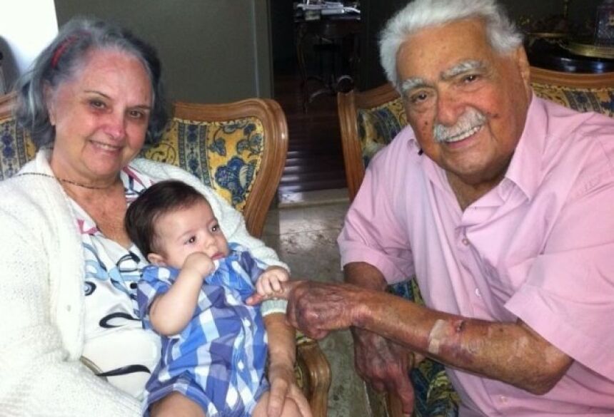 Na foto, Pedrossian ao lado da esposa Maria Aparecida e do bisneto João Pedro, comemora 85 anos. (Foto: Arquivo Pessoal)