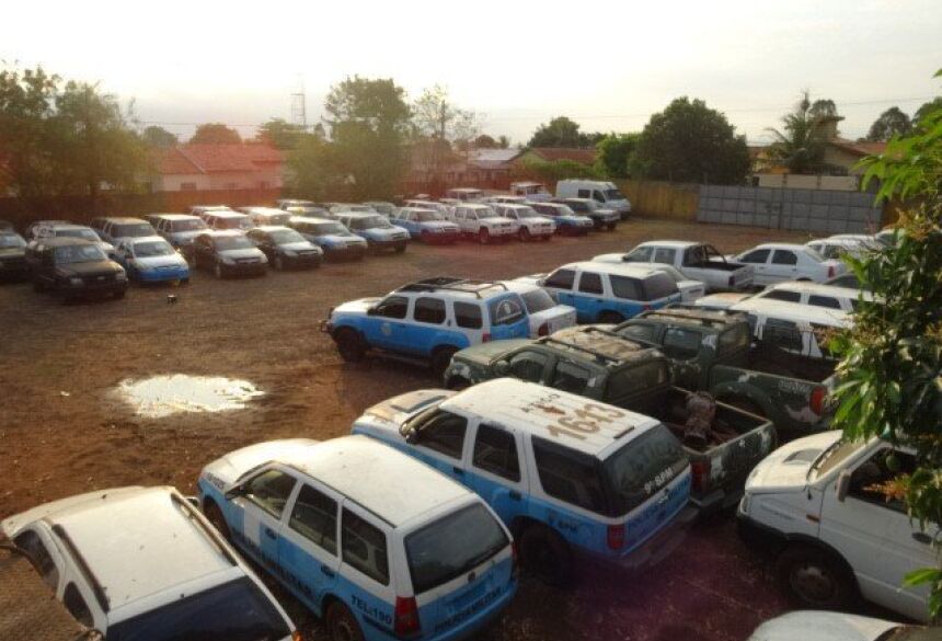 Veículos que vão a leilão estacionados em pátio. (Foto: Divulgação/Governo)