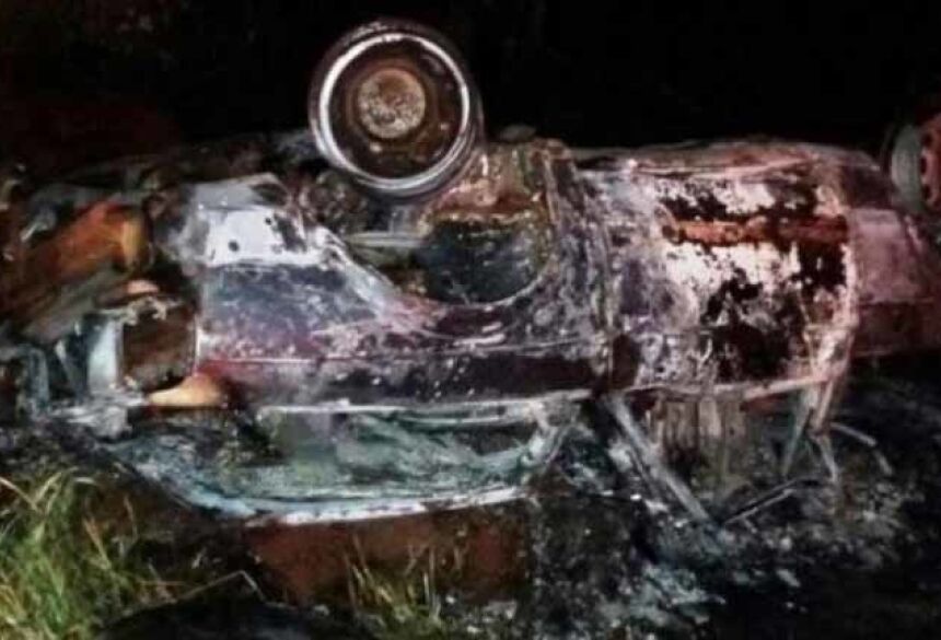 Veículo Saveiro pegou fogo depois do acidente na MS-156, em Tacuru