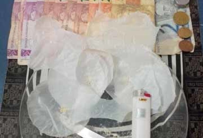 Policiais flagraram o suspeito remanufaturando uma pedra bruta de crack em trouxinhas para serem comercializadas - Foto: Nova News