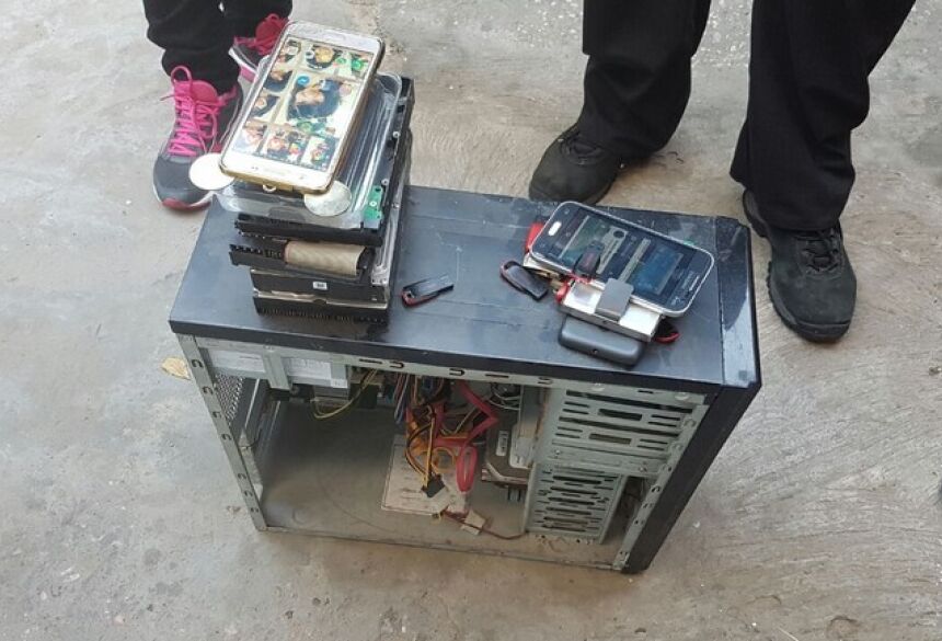 Polícia apreendeu equipamentos eletrônicos na residência do suspeito (Foto: Divulgação/Polícia Civil)
