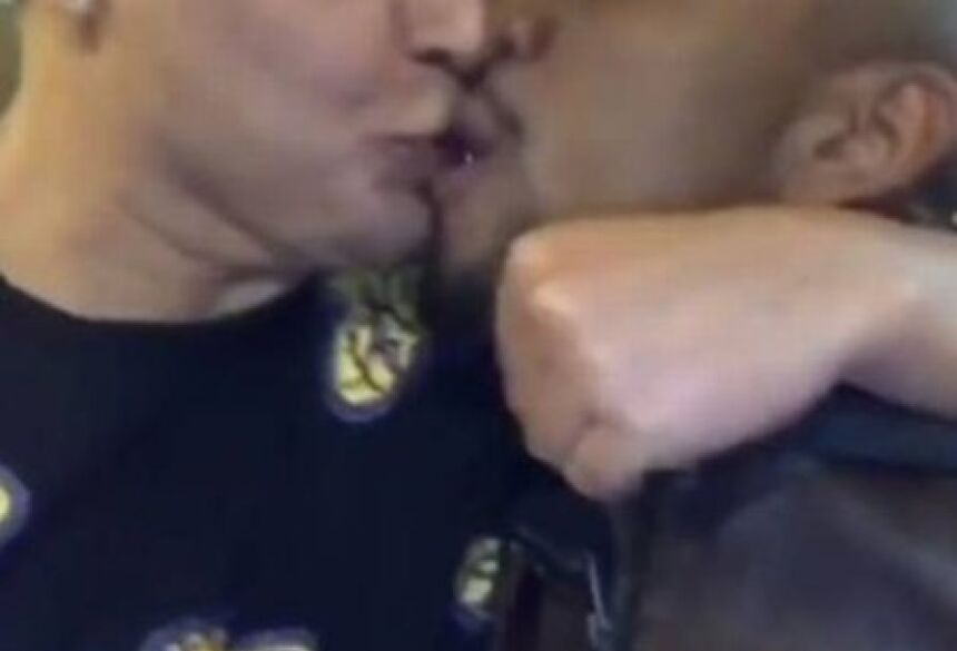 Nego do Borel beija David Brazil na boca no aniversário de Preta Gil Foto: Reprodução
