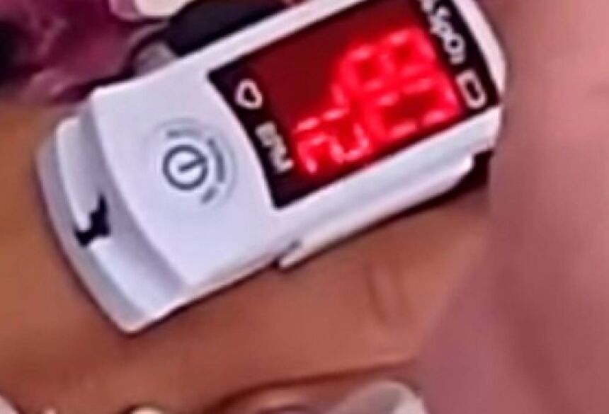 Médico usa aparelho para medir batimentos cardíacos Foto: Reprodução