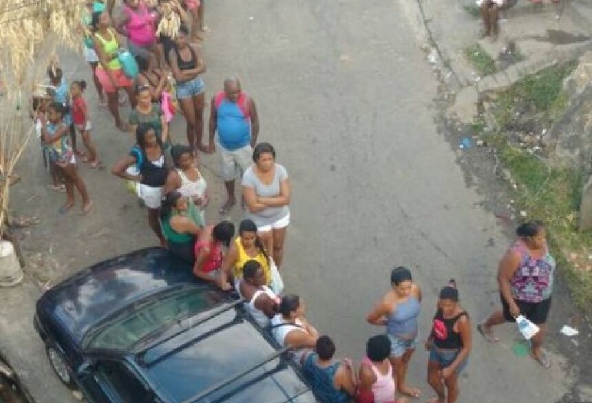Fila de moradores para receber cestas básicas na Vila Cruzeiro Foto: Foto de leitor