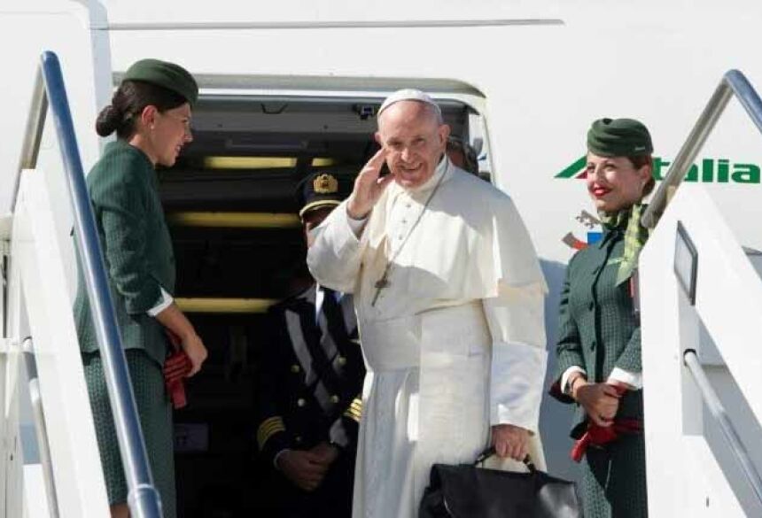O Papa Francisco embarcou nesta quarta-feira em Roma com destino à Colômbia para uma visita de cinco dias - OSSERVATORE ROMANO/AFP