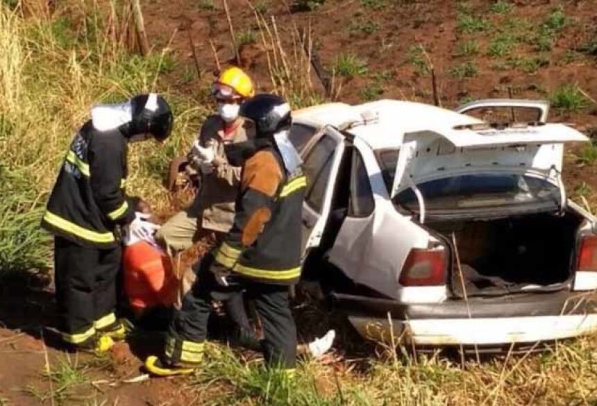 Fiat Tempra, com placas do Paraná, capotou a cerca de dois quilômetros de Batayporã - Maicon Douglas/Nova News
