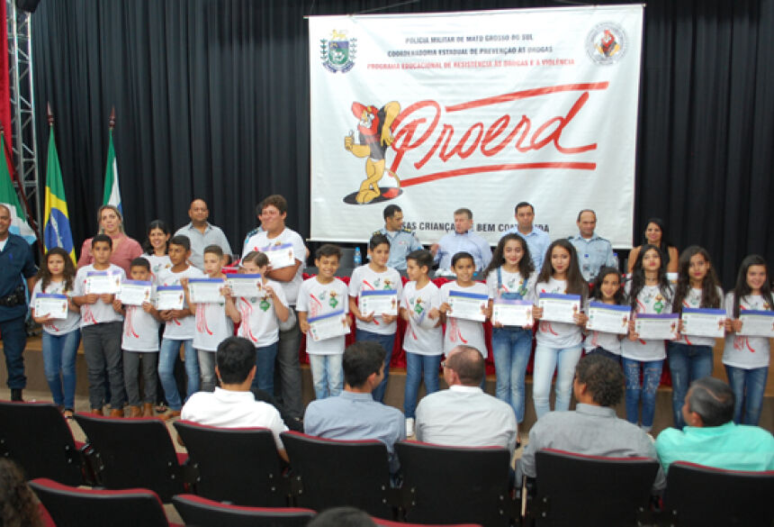 FOTO: LUCAS MOURA - Polícia Militar e Prefeitura formam e premiam novos alunos do PROERD em Jateí