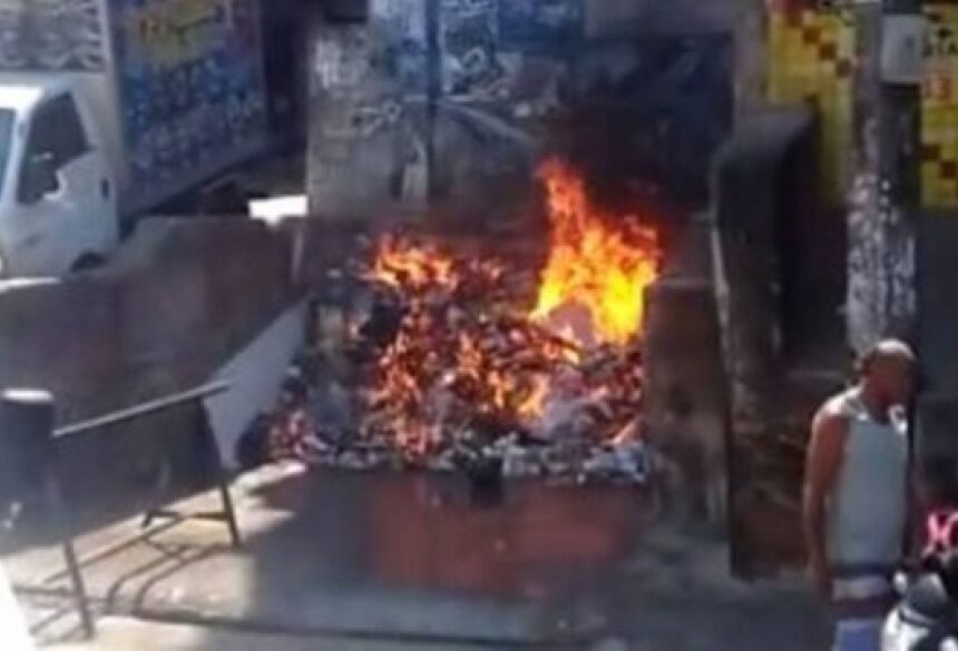 Uma barricada em chamas na localidade Cidade Nova Foto: Rocinha em Foco / Facebook