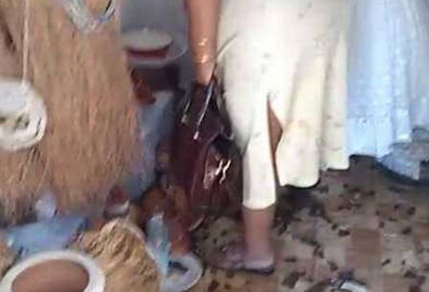 Mãe de santo foi obrigada a destruir uimagens de um terreiro, em Nova Iguaçu Foto: Reprodução de vídeo