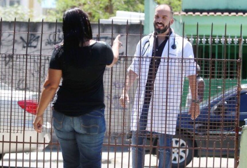 Médico gonçalense, Roberto Lobosco, usa parte das folgas para visitar os pacientes em casa Foto: Fabiano Rocha / Agência O Globo