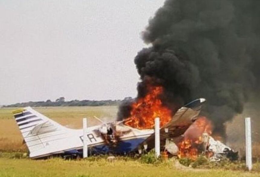 Os dois ocupantes da aeronave conseguiram sair dela logo após acidente e sofreram apenas ferimentos leves (Foto: Direto das Ruas)