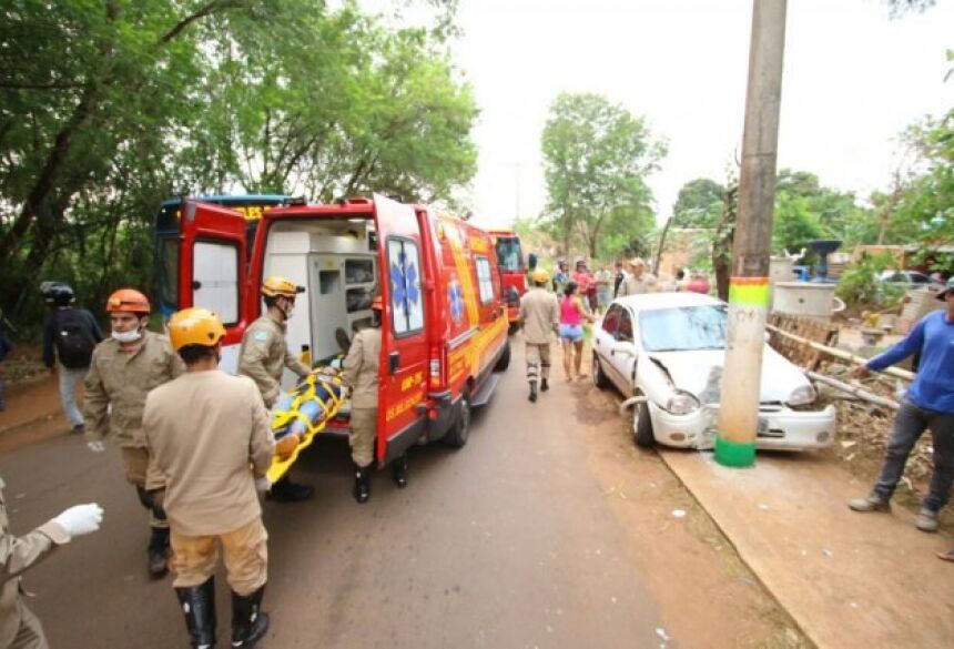Veículo ficou com a frente destruída e bombeiros levaram vítimas para o UPA Universitário (Foto: André Bittar)