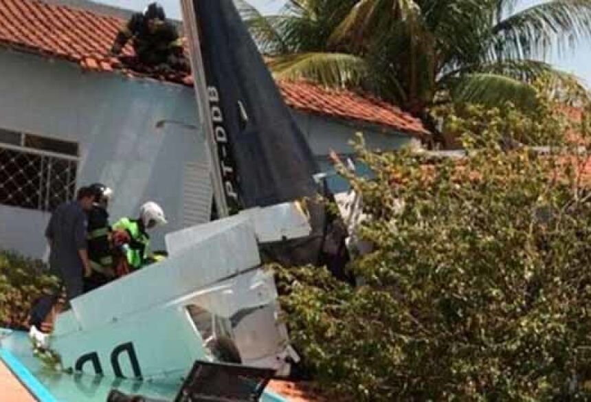 Avião caiu no quintal de uma casa em São José do Rio Preto (SP), após decolar de aeroporto em Tangará da Serra (MT) (Foto: Arquivo Pessoal)