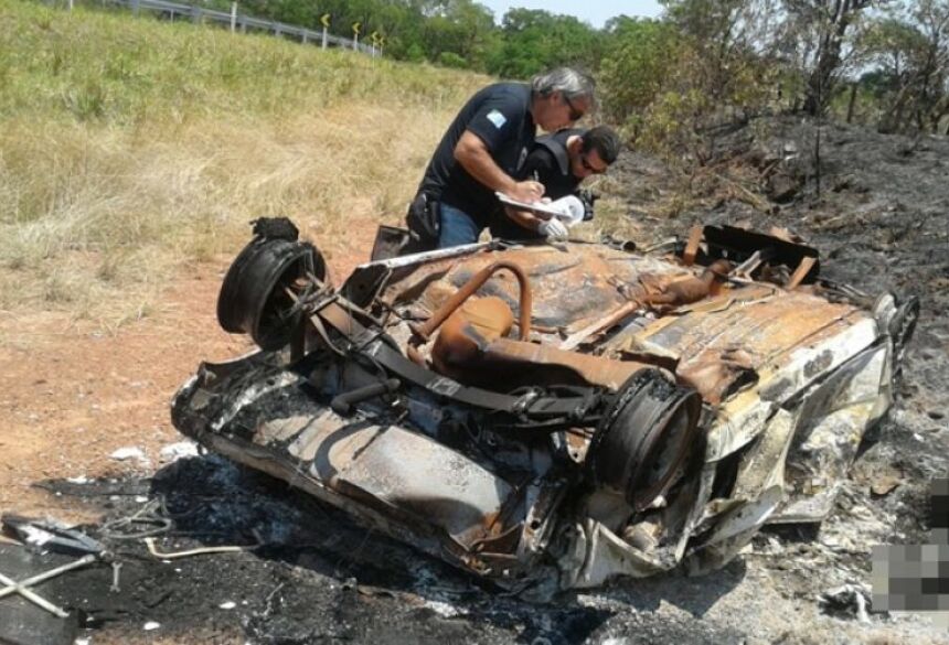 Carro capotou e pegou fogo na rodovia MS-430 - Sidney Assis