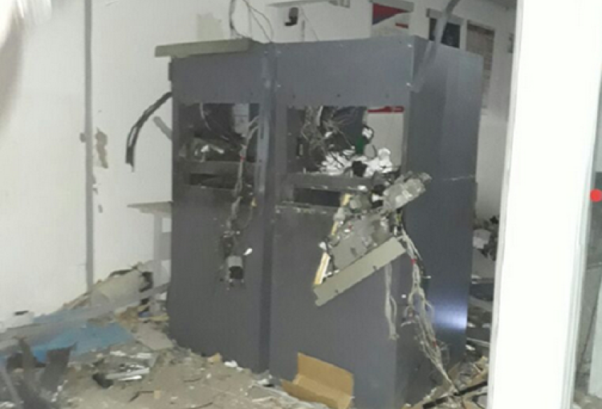 Agência bancária ficou destruída em Ipaumirim. (Foto: Ipaumirim.com)