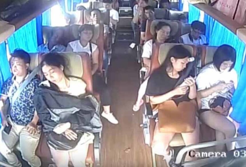 Acidente de ônibus na China: câmeras de segurança registram imagens impressionantes (CCTV/YouTube/Reprodução)