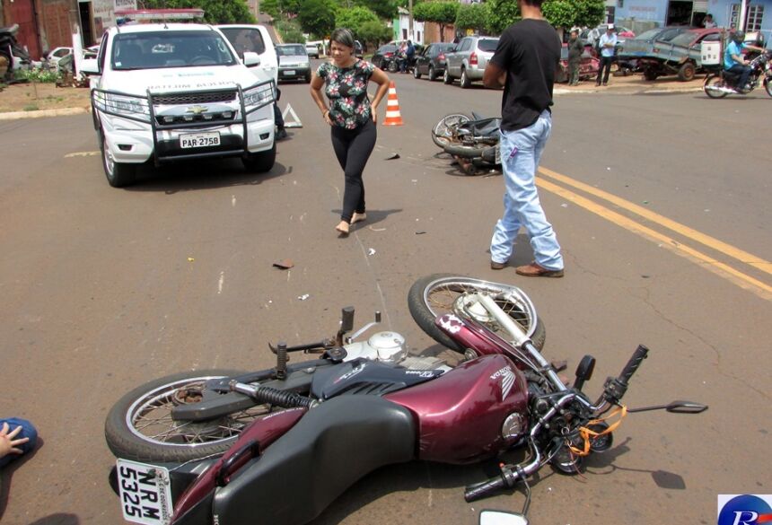 FOTO: REGIAONLINE - Acidente envolvendo duas motos deixa mulher com fratura na perna