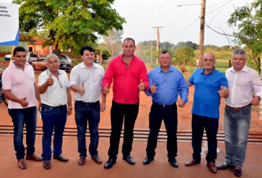 Prefeito Marquinhos do Dedé, vice-prefeito Oncinha e vereadores durante lançamento de obra em Vicentina (Foto: Ribero Júnior / SiligaNews)