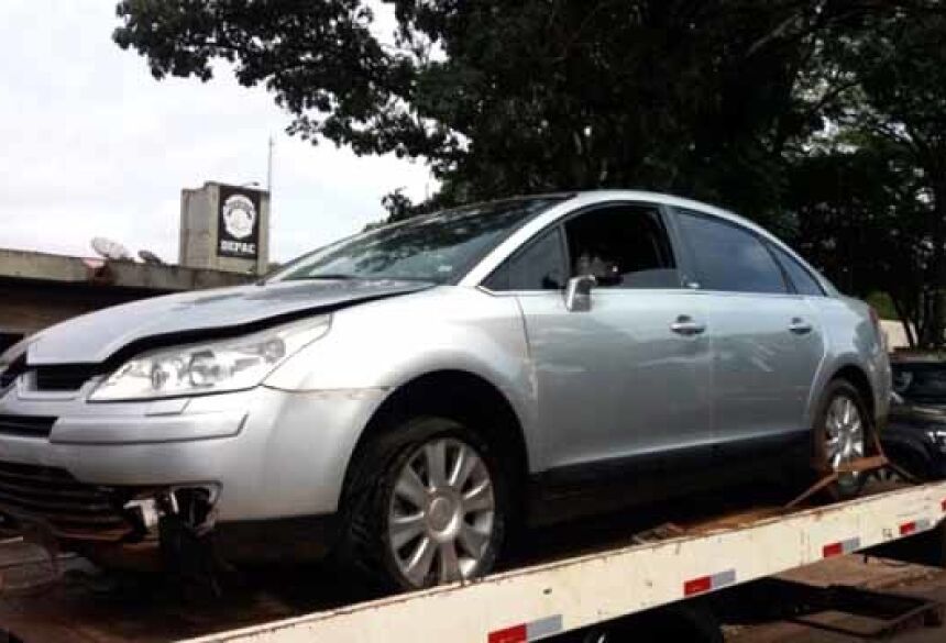 Carro foi encontrado abandonado - Foto: Osvaldo Duarte / Dourados News