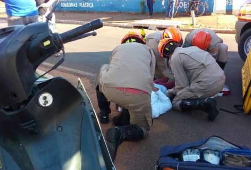 Motociclista residente em Batayporã sofreu ferimentos na perna direita e foi socorrida pelo Corpo de Bombeiros - Imagem: Márcio Rogério / Nova News