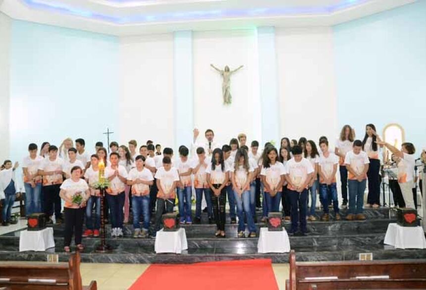 39 adolescentes fizeram a 1ª Eucaristia (foto: Adélio Ferreira)