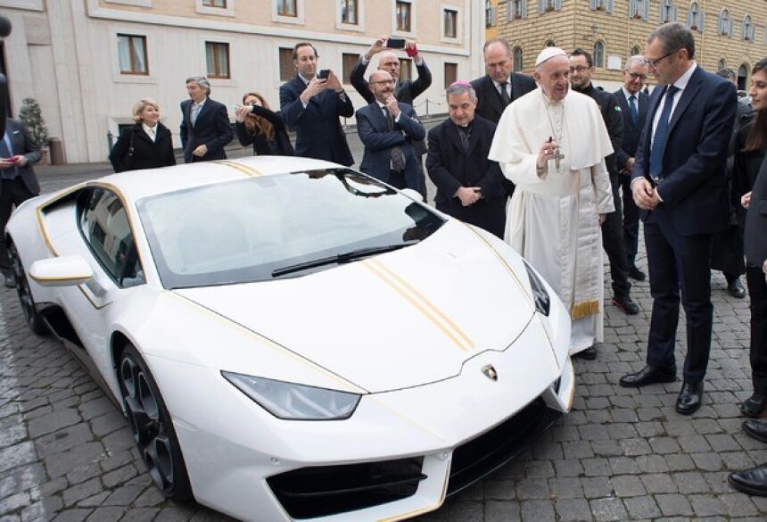 O Papa Francisco e seu Lamborghini (Foto: L'Osservatore Romano/Pool Photo via AP)
