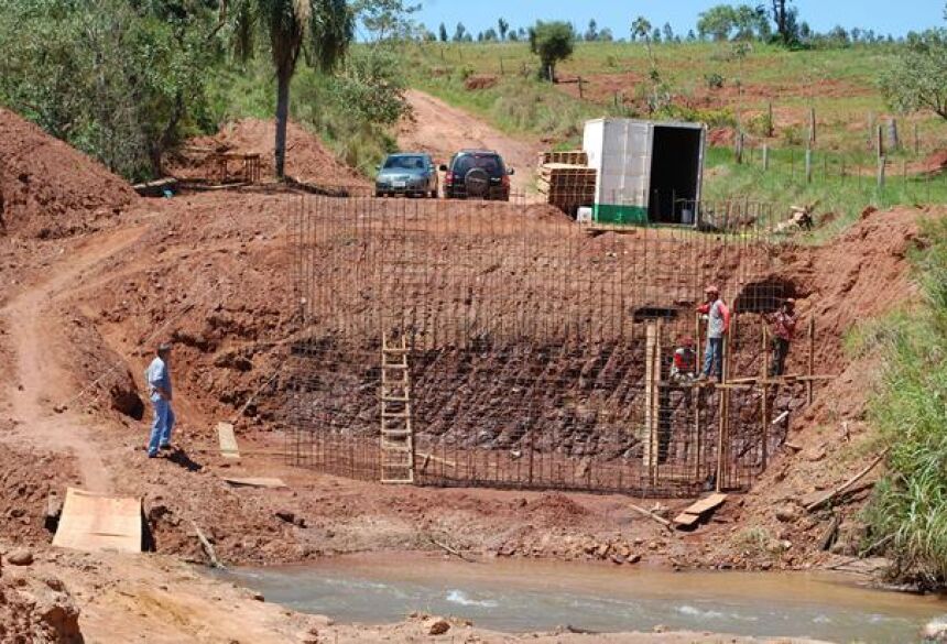 FOTO: LUCAS MOURA - Prefeitura realiza construção de ponte de aço na zona rural em Jateí