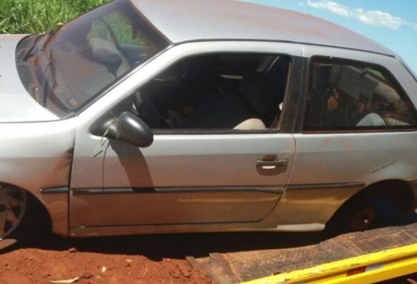 Condutor tentou fugir de policiais rodoviários, mas capotou Gol com 60 quilos de maconha (Foto: Divulgação)