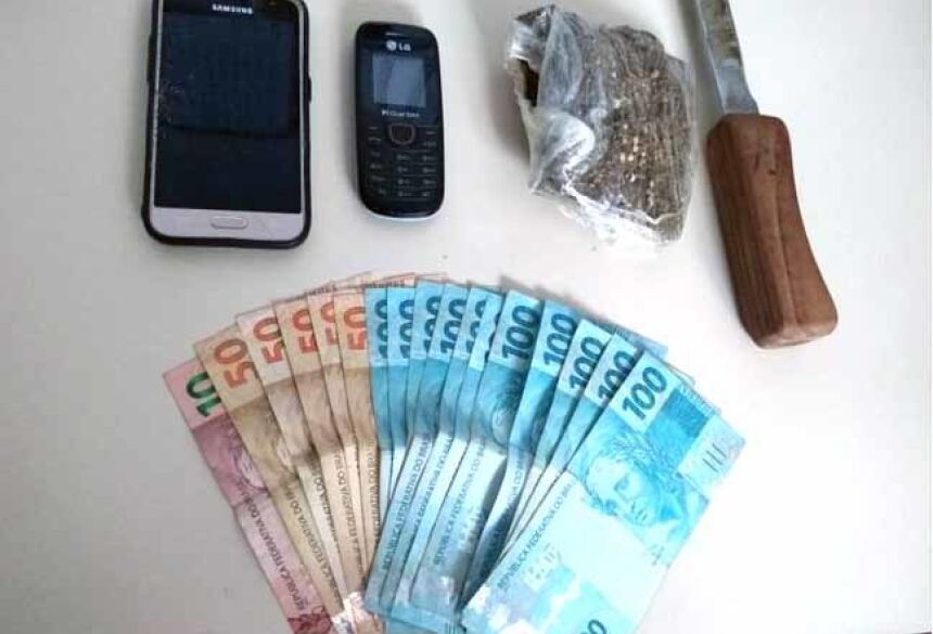 Droga, celulares, faca e dinheiro apreendidos. Foto: Divulgação/PM Itaporã