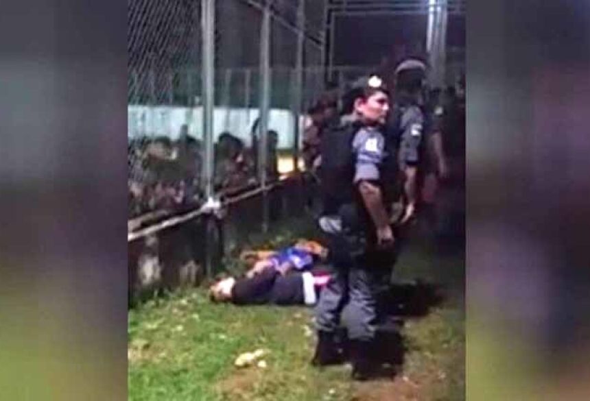 Policiais militares no campo de futebol onde seis foram mortosRe Foto: Reprodução