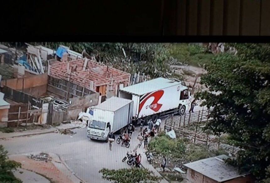 Momento em que o caminhão é descarregado dentro do Complexo da Pedreira - Reprodução TV Globo t