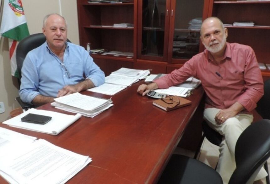Prefeito Valdir Sartor com o novo Secretário de Gestão Financeira e Administrativa de Deodápolis, Luiz Gomes. Foto: Eliton Santos