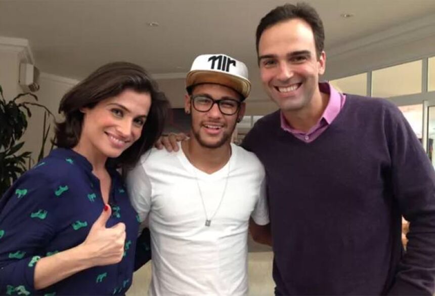 Renata Vasconcellos, Neymar e Tadeu Schimidt no programa 'Fantástico' (Reprodução/TV Globo)