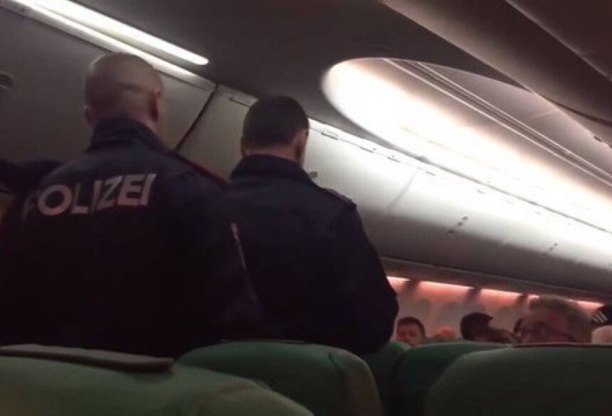 Avião fez pouso de emergência após confusão entre passageiros Foto: Reprodução/YouTube