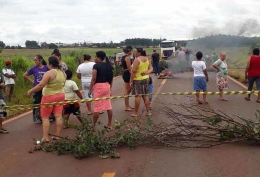 Moradores de Itahum durante bloqueio da MS-270, hoje de manhã
