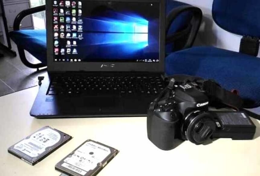 Computador, câmera e HDs de fotografo apreendidos