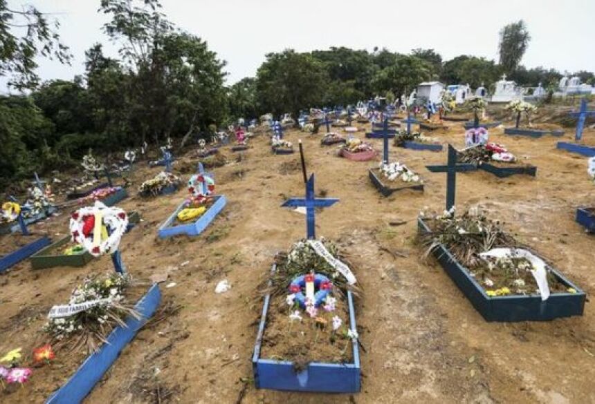 Enterro de vítimas assassinadas no Complexo Penitenciário Anísio Jobim, em Manaus, no ano passado; capital amazonense é uma das citadas em relatório de violência urbana | Foto: Marcelo Camargo/Agência Brasil