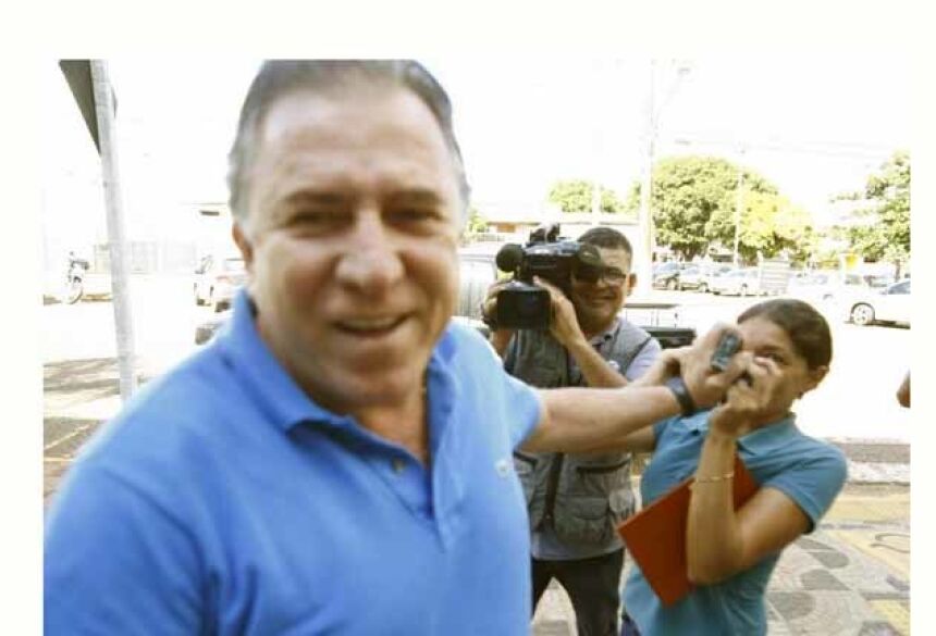 Ex-depuitado federal Edson Giroto agrediu jornalista durante sua apresentação na Polícia Federal em Campo Grande - Imagem: Cleber Gélio / Midiamax