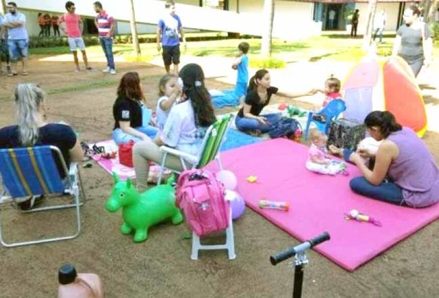 Pais acampados com os filhos no pátio da Prefeitura de Dourados