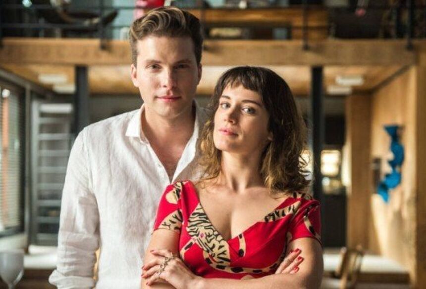 Clara (Bianca Bin) e Patrick (Thiago Fragoso) em "O outro lado do paraíso" Foto: Raquel Cunha/Rede Globo/Divulgação
