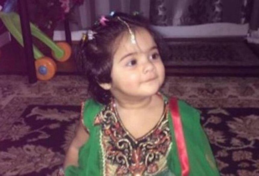 Ifrah Siddique, de 2 anos, morreu após um espelho de uma sapataria nos EUA cair sobre ela Foto: Facebook/Reprodução