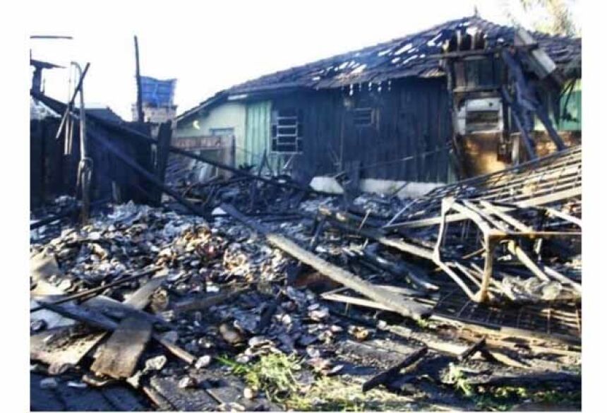Uma das casas foi destruída, só sobrou madeira queimada. A outra residência atingida foi condenada