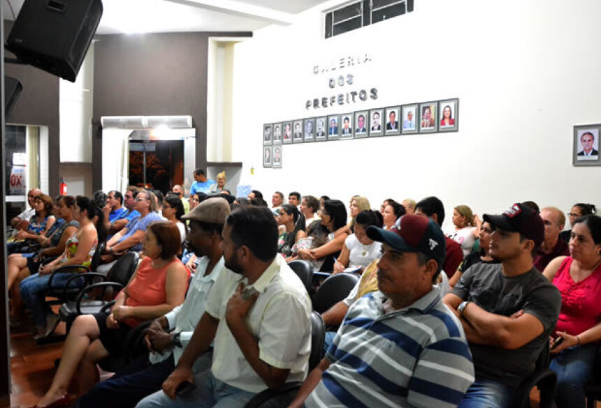 Servidores reunido na cãmara Municipal - Foto: Kennedy Scudeler / Fátima News